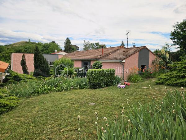 Vous recherchez une maison spacieuse, au calme, proche de la nature tout en restant à
proximité des commodités ? Cette belle propriété de plain-pied située à Cournon-d'Auvergne
pourrait bien vous séduire.

Édifiée sur un terrain arboré d'environ 1 242 m², cette maison construite en 1987 développe
une surface habitable de 137 m² et offre de beaux volumes, parfaitement adaptés à une vie
de famille.

Vous découvrirez une agréable pièce de vie baignée de lumière, agrémentée d'un poêle,
ainsi qu'une cuisine ouverte entièrement équipée, idéale pour partager des moments
conviviaux.

La maison dispose d'un premier espace nuit comprenant une suite parentale avec sa salle
d'eau privative, une seconde chambre ainsi qu'une salle d'eau indépendante. Une extension
vient compléter l'ensemble et accueille deux chambres supplémentaires ainsi qu'une
troisième salle d'eau. Cette configuration offre une réelle indépendance entre les espaces et
s'adapte parfaitement à une grande famille, à l'accueil de proches, au télétravail ou à une
activité indépendante.

À l'extérieur, le vaste terrain arboré constitue un véritable havre de paix. Une terrasse
permet de profiter pleinement des beaux jours, tandis qu'une pièce indépendante équipée
d'un jacuzzi apporte un espace détente particulièrement appréciable.
Les prestations sont complétées par un grand garage d'environ 50 m² avec une allée
entièrement goudronnée, un chauffage électrique associé à un poêle, ainsi qu'une
installation photovoltaïque en revente totale, générant un revenu complémentaire.

Les atouts :
✔ Maison individuelle de plain-pied ;
✔ 137 m² habitables ;
✔ Terrain clos et arboré de 1 242 m² ;
✔ 4 chambres et 3 salles d'eau ;
✔ Suite parentale avec salle d'eau privative ;
✔ Grande pièce de vie lumineuse avec cuisine ouverte ;
✔ Extension offrant de multiples possibilités ;
✔ Pièce indépendante avec jacuzzi ;
✔ Garage de 50 m² et allée entièrement goudronnée ;
✔ Installation photovoltaïque en revente totale ;
✔ Environnement calme à proximité des commodités.

Une maison aux volumes généreux et à l'agencement particulièrement fonctionnel, idéale
pour une famille en quête d'espace et de confort. Son extension, ses trois salles d'eau et ses
prestations extérieures en font un bien rare sur le secteur de Cournon-d'Auvergne. À
découvrir sans tarder !