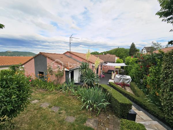 Vous recherchez une maison spacieuse, au calme, proche de la nature tout en restant à
proximité des commodités ? Cette belle propriété de plain-pied située à Cournon-d'Auvergne
pourrait bien vous séduire.

Édifiée sur un terrain arboré d'environ 1 242 m², cette maison construite en 1987 développe
une surface habitable de 137 m² et offre de beaux volumes, parfaitement adaptés à une vie
de famille.

Vous découvrirez une agréable pièce de vie baignée de lumière, agrémentée d'un poêle,
ainsi qu'une cuisine ouverte entièrement équipée, idéale pour partager des moments
conviviaux.

La maison dispose d'un premier espace nuit comprenant une suite parentale avec sa salle
d'eau privative, une seconde chambre ainsi qu'une salle d'eau indépendante. Une extension
vient compléter l'ensemble et accueille deux chambres supplémentaires ainsi qu'une
troisième salle d'eau. Cette configuration offre une réelle indépendance entre les espaces et
s'adapte parfaitement à une grande famille, à l'accueil de proches, au télétravail ou à une
activité indépendante.

À l'extérieur, le vaste terrain arboré constitue un véritable havre de paix. Une terrasse
permet de profiter pleinement des beaux jours, tandis qu'une pièce indépendante équipée
d'un jacuzzi apporte un espace détente particulièrement appréciable.
Les prestations sont complétées par un grand garage d'environ 50 m² avec une allée
entièrement goudronnée, un chauffage électrique associé à un poêle, ainsi qu'une
installation photovoltaïque en revente totale, générant un revenu complémentaire.

Les atouts :
✔ Maison individuelle de plain-pied ;
✔ 137 m² habitables ;
✔ Terrain clos et arboré de 1 242 m² ;
✔ 4 chambres et 3 salles d'eau ;
✔ Suite parentale avec salle d'eau privative ;
✔ Grande pièce de vie lumineuse avec cuisine ouverte ;
✔ Extension offrant de multiples possibilités ;
✔ Pièce indépendante avec jacuzzi ;
✔ Garage de 50 m² et allée entièrement goudronnée ;
✔ Installation photovoltaïque en revente totale ;
✔ Environnement calme à proximité des commodités.

Une maison aux volumes généreux et à l'agencement particulièrement fonctionnel, idéale
pour une famille en quête d'espace et de confort. Son extension, ses trois salles d'eau et ses
prestations extérieures en font un bien rare sur le secteur de Cournon-d'Auvergne. À
découvrir sans tarder !