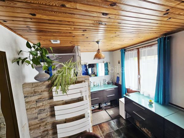 Vous recherchez une maison spacieuse, au calme, proche de la nature tout en restant à
proximité des commodités ? Cette belle propriété de plain-pied située à Cournon-d'Auvergne
pourrait bien vous séduire.

Édifiée sur un terrain arboré d'environ 1 242 m², cette maison construite en 1987 développe
une surface habitable de 137 m² et offre de beaux volumes, parfaitement adaptés à une vie
de famille.

Vous découvrirez une agréable pièce de vie baignée de lumière, agrémentée d'un poêle,
ainsi qu'une cuisine ouverte entièrement équipée, idéale pour partager des moments
conviviaux.

La maison dispose d'un premier espace nuit comprenant une suite parentale avec sa salle
d'eau privative, une seconde chambre ainsi qu'une salle d'eau indépendante. Une extension
vient compléter l'ensemble et accueille deux chambres supplémentaires ainsi qu'une
troisième salle d'eau. Cette configuration offre une réelle indépendance entre les espaces et
s'adapte parfaitement à une grande famille, à l'accueil de proches, au télétravail ou à une
activité indépendante.

À l'extérieur, le vaste terrain arboré constitue un véritable havre de paix. Une terrasse
permet de profiter pleinement des beaux jours, tandis qu'une pièce indépendante équipée
d'un jacuzzi apporte un espace détente particulièrement appréciable.
Les prestations sont complétées par un grand garage d'environ 50 m² avec une allée
entièrement goudronnée, un chauffage électrique associé à un poêle, ainsi qu'une
installation photovoltaïque en revente totale, générant un revenu complémentaire.

Les atouts :
✔ Maison individuelle de plain-pied ;
✔ 137 m² habitables ;
✔ Terrain clos et arboré de 1 242 m² ;
✔ 4 chambres et 3 salles d'eau ;
✔ Suite parentale avec salle d'eau privative ;
✔ Grande pièce de vie lumineuse avec cuisine ouverte ;
✔ Extension offrant de multiples possibilités ;
✔ Pièce indépendante avec jacuzzi ;
✔ Garage de 50 m² et allée entièrement goudronnée ;
✔ Installation photovoltaïque en revente totale ;
✔ Environnement calme à proximité des commodités.

Une maison aux volumes généreux et à l'agencement particulièrement fonctionnel, idéale
pour une famille en quête d'espace et de confort. Son extension, ses trois salles d'eau et ses
prestations extérieures en font un bien rare sur le secteur de Cournon-d'Auvergne. À
découvrir sans tarder !