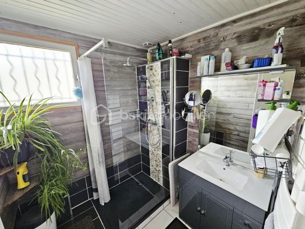 Vous recherchez une maison spacieuse, au calme, proche de la nature tout en restant à
proximité des commodités ? Cette belle propriété de plain-pied située à Cournon-d'Auvergne
pourrait bien vous séduire.

Édifiée sur un terrain arboré d'environ 1 242 m², cette maison construite en 1987 développe
une surface habitable de 137 m² et offre de beaux volumes, parfaitement adaptés à une vie
de famille.

Vous découvrirez une agréable pièce de vie baignée de lumière, agrémentée d'un poêle,
ainsi qu'une cuisine ouverte entièrement équipée, idéale pour partager des moments
conviviaux.

La maison dispose d'un premier espace nuit comprenant une suite parentale avec sa salle
d'eau privative, une seconde chambre ainsi qu'une salle d'eau indépendante. Une extension
vient compléter l'ensemble et accueille deux chambres supplémentaires ainsi qu'une
troisième salle d'eau. Cette configuration offre une réelle indépendance entre les espaces et
s'adapte parfaitement à une grande famille, à l'accueil de proches, au télétravail ou à une
activité indépendante.

À l'extérieur, le vaste terrain arboré constitue un véritable havre de paix. Une terrasse
permet de profiter pleinement des beaux jours, tandis qu'une pièce indépendante équipée
d'un jacuzzi apporte un espace détente particulièrement appréciable.
Les prestations sont complétées par un grand garage d'environ 50 m² avec une allée
entièrement goudronnée, un chauffage électrique associé à un poêle, ainsi qu'une
installation photovoltaïque en revente totale, générant un revenu complémentaire.

Les atouts :
✔ Maison individuelle de plain-pied ;
✔ 137 m² habitables ;
✔ Terrain clos et arboré de 1 242 m² ;
✔ 4 chambres et 3 salles d'eau ;
✔ Suite parentale avec salle d'eau privative ;
✔ Grande pièce de vie lumineuse avec cuisine ouverte ;
✔ Extension offrant de multiples possibilités ;
✔ Pièce indépendante avec jacuzzi ;
✔ Garage de 50 m² et allée entièrement goudronnée ;
✔ Installation photovoltaïque en revente totale ;
✔ Environnement calme à proximité des commodités.

Une maison aux volumes généreux et à l'agencement particulièrement fonctionnel, idéale
pour une famille en quête d'espace et de confort. Son extension, ses trois salles d'eau et ses
prestations extérieures en font un bien rare sur le secteur de Cournon-d'Auvergne. À
découvrir sans tarder !