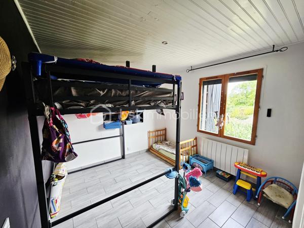 Vous recherchez une maison spacieuse, au calme, proche de la nature tout en restant à
proximité des commodités ? Cette belle propriété de plain-pied située à Cournon-d'Auvergne
pourrait bien vous séduire.

Édifiée sur un terrain arboré d'environ 1 242 m², cette maison construite en 1987 développe
une surface habitable de 137 m² et offre de beaux volumes, parfaitement adaptés à une vie
de famille.

Vous découvrirez une agréable pièce de vie baignée de lumière, agrémentée d'un poêle,
ainsi qu'une cuisine ouverte entièrement équipée, idéale pour partager des moments
conviviaux.

La maison dispose d'un premier espace nuit comprenant une suite parentale avec sa salle
d'eau privative, une seconde chambre ainsi qu'une salle d'eau indépendante. Une extension
vient compléter l'ensemble et accueille deux chambres supplémentaires ainsi qu'une
troisième salle d'eau. Cette configuration offre une réelle indépendance entre les espaces et
s'adapte parfaitement à une grande famille, à l'accueil de proches, au télétravail ou à une
activité indépendante.

À l'extérieur, le vaste terrain arboré constitue un véritable havre de paix. Une terrasse
permet de profiter pleinement des beaux jours, tandis qu'une pièce indépendante équipée
d'un jacuzzi apporte un espace détente particulièrement appréciable.
Les prestations sont complétées par un grand garage d'environ 50 m² avec une allée
entièrement goudronnée, un chauffage électrique associé à un poêle, ainsi qu'une
installation photovoltaïque en revente totale, générant un revenu complémentaire.

Les atouts :
✔ Maison individuelle de plain-pied ;
✔ 137 m² habitables ;
✔ Terrain clos et arboré de 1 242 m² ;
✔ 4 chambres et 3 salles d'eau ;
✔ Suite parentale avec salle d'eau privative ;
✔ Grande pièce de vie lumineuse avec cuisine ouverte ;
✔ Extension offrant de multiples possibilités ;
✔ Pièce indépendante avec jacuzzi ;
✔ Garage de 50 m² et allée entièrement goudronnée ;
✔ Installation photovoltaïque en revente totale ;
✔ Environnement calme à proximité des commodités.

Une maison aux volumes généreux et à l'agencement particulièrement fonctionnel, idéale
pour une famille en quête d'espace et de confort. Son extension, ses trois salles d'eau et ses
prestations extérieures en font un bien rare sur le secteur de Cournon-d'Auvergne. À
découvrir sans tarder !