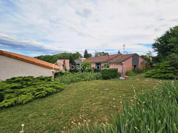 Vous recherchez une maison spacieuse, au calme, proche de la nature tout en restant à
proximité des commodités ? Cette belle propriété de plain-pied située à Cournon-d'Auvergne
pourrait bien vous séduire.

Édifiée sur un terrain arboré d'environ 1 242 m², cette maison construite en 1987 développe
une surface habitable de 137 m² et offre de beaux volumes, parfaitement adaptés à une vie
de famille.

Vous découvrirez une agréable pièce de vie baignée de lumière, agrémentée d'un poêle,
ainsi qu'une cuisine ouverte entièrement équipée, idéale pour partager des moments
conviviaux.

La maison dispose d'un premier espace nuit comprenant une suite parentale avec sa salle
d'eau privative, une seconde chambre ainsi qu'une salle d'eau indépendante. Une extension
vient compléter l'ensemble et accueille deux chambres supplémentaires ainsi qu'une
troisième salle d'eau. Cette configuration offre une réelle indépendance entre les espaces et
s'adapte parfaitement à une grande famille, à l'accueil de proches, au télétravail ou à une
activité indépendante.

À l'extérieur, le vaste terrain arboré constitue un véritable havre de paix. Une terrasse
permet de profiter pleinement des beaux jours, tandis qu'une pièce indépendante équipée
d'un jacuzzi apporte un espace détente particulièrement appréciable.
Les prestations sont complétées par un grand garage d'environ 50 m² avec une allée
entièrement goudronnée, un chauffage électrique associé à un poêle, ainsi qu'une
installation photovoltaïque en revente totale, générant un revenu complémentaire.

Les atouts :
✔ Maison individuelle de plain-pied ;
✔ 137 m² habitables ;
✔ Terrain clos et arboré de 1 242 m² ;
✔ 4 chambres et 3 salles d'eau ;
✔ Suite parentale avec salle d'eau privative ;
✔ Grande pièce de vie lumineuse avec cuisine ouverte ;
✔ Extension offrant de multiples possibilités ;
✔ Pièce indépendante avec jacuzzi ;
✔ Garage de 50 m² et allée entièrement goudronnée ;
✔ Installation photovoltaïque en revente totale ;
✔ Environnement calme à proximité des commodités.

Une maison aux volumes généreux et à l'agencement particulièrement fonctionnel, idéale
pour une famille en quête d'espace et de confort. Son extension, ses trois salles d'eau et ses
prestations extérieures en font un bien rare sur le secteur de Cournon-d'Auvergne. À
découvrir sans tarder !
