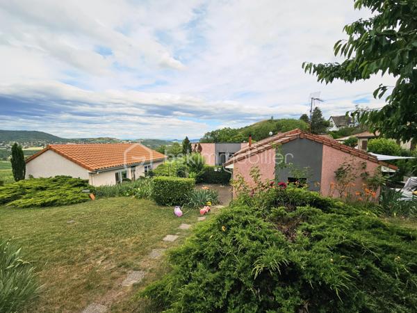 Vous recherchez une maison spacieuse, au calme, proche de la nature tout en restant à
proximité des commodités ? Cette belle propriété de plain-pied située à Cournon-d'Auvergne
pourrait bien vous séduire.

Édifiée sur un terrain arboré d'environ 1 242 m², cette maison construite en 1987 développe
une surface habitable de 137 m² et offre de beaux volumes, parfaitement adaptés à une vie
de famille.

Vous découvrirez une agréable pièce de vie baignée de lumière, agrémentée d'un poêle,
ainsi qu'une cuisine ouverte entièrement équipée, idéale pour partager des moments
conviviaux.

La maison dispose d'un premier espace nuit comprenant une suite parentale avec sa salle
d'eau privative, une seconde chambre ainsi qu'une salle d'eau indépendante. Une extension
vient compléter l'ensemble et accueille deux chambres supplémentaires ainsi qu'une
troisième salle d'eau. Cette configuration offre une réelle indépendance entre les espaces et
s'adapte parfaitement à une grande famille, à l'accueil de proches, au télétravail ou à une
activité indépendante.

À l'extérieur, le vaste terrain arboré constitue un véritable havre de paix. Une terrasse
permet de profiter pleinement des beaux jours, tandis qu'une pièce indépendante équipée
d'un jacuzzi apporte un espace détente particulièrement appréciable.
Les prestations sont complétées par un grand garage d'environ 50 m² avec une allée
entièrement goudronnée, un chauffage électrique associé à un poêle, ainsi qu'une
installation photovoltaïque en revente totale, générant un revenu complémentaire.

Les atouts :
✔ Maison individuelle de plain-pied ;
✔ 137 m² habitables ;
✔ Terrain clos et arboré de 1 242 m² ;
✔ 4 chambres et 3 salles d'eau ;
✔ Suite parentale avec salle d'eau privative ;
✔ Grande pièce de vie lumineuse avec cuisine ouverte ;
✔ Extension offrant de multiples possibilités ;
✔ Pièce indépendante avec jacuzzi ;
✔ Garage de 50 m² et allée entièrement goudronnée ;
✔ Installation photovoltaïque en revente totale ;
✔ Environnement calme à proximité des commodités.

Une maison aux volumes généreux et à l'agencement particulièrement fonctionnel, idéale
pour une famille en quête d'espace et de confort. Son extension, ses trois salles d'eau et ses
prestations extérieures en font un bien rare sur le secteur de Cournon-d'Auvergne. À
découvrir sans tarder !