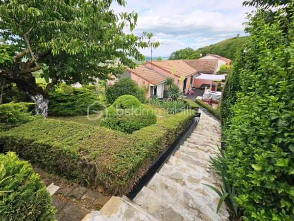 Vous recherchez une maison spacieuse, au calme, proche de la nature tout en restant à
proximité des commodités ? Cette belle propriété de plain-pied située à Cournon-d'Auvergne
pourrait bien vous séduire.

Édifiée sur un terrain arboré d'environ 1 242 m², cette maison construite en 1987 développe
une surface habitable de 137 m² et offre de beaux volumes, parfaitement adaptés à une vie
de famille.

Vous découvrirez une agréable pièce de vie baignée de lumière, agrémentée d'un poêle,
ainsi qu'une cuisine ouverte entièrement équipée, idéale pour partager des moments
conviviaux.

La maison dispose d'un premier espace nuit comprenant une suite parentale avec sa salle
d'eau privative, une seconde chambre ainsi qu'une salle d'eau indépendante. Une extension
vient compléter l'ensemble et accueille deux chambres supplémentaires ainsi qu'une
troisième salle d'eau. Cette configuration offre une réelle indépendance entre les espaces et
s'adapte parfaitement à une grande famille, à l'accueil de proches, au télétravail ou à une
activité indépendante.

À l'extérieur, le vaste terrain arboré constitue un véritable havre de paix. Une terrasse
permet de profiter pleinement des beaux jours, tandis qu'une pièce indépendante équipée
d'un jacuzzi apporte un espace détente particulièrement appréciable.
Les prestations sont complétées par un grand garage d'environ 50 m² avec une allée
entièrement goudronnée, un chauffage électrique associé à un poêle, ainsi qu'une
installation photovoltaïque en revente totale, générant un revenu complémentaire.

Les atouts :
✔ Maison individuelle de plain-pied ;
✔ 137 m² habitables ;
✔ Terrain clos et arboré de 1 242 m² ;
✔ 4 chambres et 3 salles d'eau ;
✔ Suite parentale avec salle d'eau privative ;
✔ Grande pièce de vie lumineuse avec cuisine ouverte ;
✔ Extension offrant de multiples possibilités ;
✔ Pièce indépendante avec jacuzzi ;
✔ Garage de 50 m² et allée entièrement goudronnée ;
✔ Installation photovoltaïque en revente totale ;
✔ Environnement calme à proximité des commodités.

Une maison aux volumes généreux et à l'agencement particulièrement fonctionnel, idéale
pour une famille en quête d'espace et de confort. Son extension, ses trois salles d'eau et ses
prestations extérieures en font un bien rare sur le secteur de Cournon-d'Auvergne. À
découvrir sans tarder !