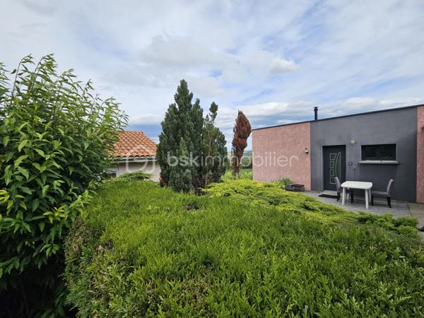 Vous recherchez une maison spacieuse, au calme, proche de la nature tout en restant à
proximité des commodités ? Cette belle propriété de plain-pied située à Cournon-d'Auvergne
pourrait bien vous séduire.

Édifiée sur un terrain arboré d'environ 1 242 m², cette maison construite en 1987 développe
une surface habitable de 137 m² et offre de beaux volumes, parfaitement adaptés à une vie
de famille.

Vous découvrirez une agréable pièce de vie baignée de lumière, agrémentée d'un poêle,
ainsi qu'une cuisine ouverte entièrement équipée, idéale pour partager des moments
conviviaux.

La maison dispose d'un premier espace nuit comprenant une suite parentale avec sa salle
d'eau privative, une seconde chambre ainsi qu'une salle d'eau indépendante. Une extension
vient compléter l'ensemble et accueille deux chambres supplémentaires ainsi qu'une
troisième salle d'eau. Cette configuration offre une réelle indépendance entre les espaces et
s'adapte parfaitement à une grande famille, à l'accueil de proches, au télétravail ou à une
activité indépendante.

À l'extérieur, le vaste terrain arboré constitue un véritable havre de paix. Une terrasse
permet de profiter pleinement des beaux jours, tandis qu'une pièce indépendante équipée
d'un jacuzzi apporte un espace détente particulièrement appréciable.
Les prestations sont complétées par un grand garage d'environ 50 m² avec une allée
entièrement goudronnée, un chauffage électrique associé à un poêle, ainsi qu'une
installation photovoltaïque en revente totale, générant un revenu complémentaire.

Les atouts :
✔ Maison individuelle de plain-pied ;
✔ 137 m² habitables ;
✔ Terrain clos et arboré de 1 242 m² ;
✔ 4 chambres et 3 salles d'eau ;
✔ Suite parentale avec salle d'eau privative ;
✔ Grande pièce de vie lumineuse avec cuisine ouverte ;
✔ Extension offrant de multiples possibilités ;
✔ Pièce indépendante avec jacuzzi ;
✔ Garage de 50 m² et allée entièrement goudronnée ;
✔ Installation photovoltaïque en revente totale ;
✔ Environnement calme à proximité des commodités.

Une maison aux volumes généreux et à l'agencement particulièrement fonctionnel, idéale
pour une famille en quête d'espace et de confort. Son extension, ses trois salles d'eau et ses
prestations extérieures en font un bien rare sur le secteur de Cournon-d'Auvergne. À
découvrir sans tarder !