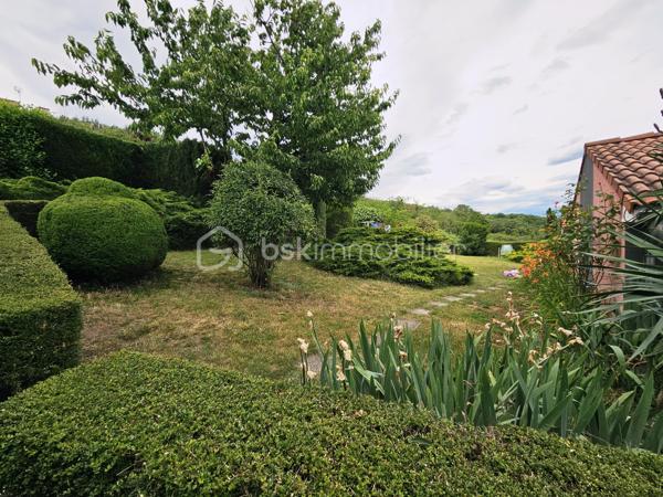 Vous recherchez une maison spacieuse, au calme, proche de la nature tout en restant à
proximité des commodités ? Cette belle propriété de plain-pied située à Cournon-d'Auvergne
pourrait bien vous séduire.

Édifiée sur un terrain arboré d'environ 1 242 m², cette maison construite en 1987 développe
une surface habitable de 137 m² et offre de beaux volumes, parfaitement adaptés à une vie
de famille.

Vous découvrirez une agréable pièce de vie baignée de lumière, agrémentée d'un poêle,
ainsi qu'une cuisine ouverte entièrement équipée, idéale pour partager des moments
conviviaux.

La maison dispose d'un premier espace nuit comprenant une suite parentale avec sa salle
d'eau privative, une seconde chambre ainsi qu'une salle d'eau indépendante. Une extension
vient compléter l'ensemble et accueille deux chambres supplémentaires ainsi qu'une
troisième salle d'eau. Cette configuration offre une réelle indépendance entre les espaces et
s'adapte parfaitement à une grande famille, à l'accueil de proches, au télétravail ou à une
activité indépendante.

À l'extérieur, le vaste terrain arboré constitue un véritable havre de paix. Une terrasse
permet de profiter pleinement des beaux jours, tandis qu'une pièce indépendante équipée
d'un jacuzzi apporte un espace détente particulièrement appréciable.
Les prestations sont complétées par un grand garage d'environ 50 m² avec une allée
entièrement goudronnée, un chauffage électrique associé à un poêle, ainsi qu'une
installation photovoltaïque en revente totale, générant un revenu complémentaire.

Les atouts :
✔ Maison individuelle de plain-pied ;
✔ 137 m² habitables ;
✔ Terrain clos et arboré de 1 242 m² ;
✔ 4 chambres et 3 salles d'eau ;
✔ Suite parentale avec salle d'eau privative ;
✔ Grande pièce de vie lumineuse avec cuisine ouverte ;
✔ Extension offrant de multiples possibilités ;
✔ Pièce indépendante avec jacuzzi ;
✔ Garage de 50 m² et allée entièrement goudronnée ;
✔ Installation photovoltaïque en revente totale ;
✔ Environnement calme à proximité des commodités.

Une maison aux volumes généreux et à l'agencement particulièrement fonctionnel, idéale
pour une famille en quête d'espace et de confort. Son extension, ses trois salles d'eau et ses
prestations extérieures en font un bien rare sur le secteur de Cournon-d'Auvergne. À
découvrir sans tarder !