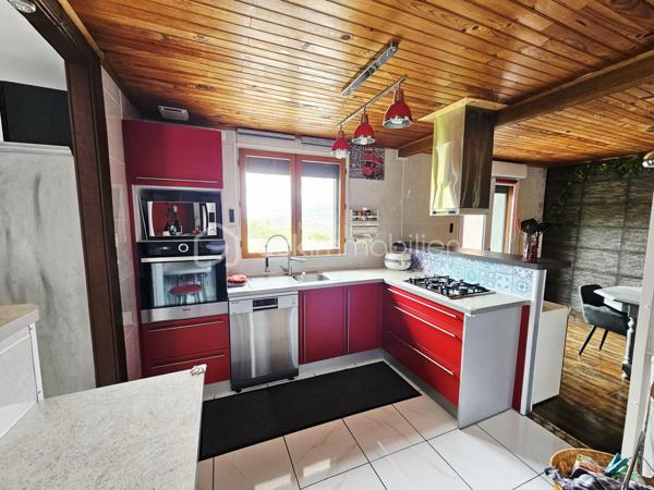 Vous recherchez une maison spacieuse, au calme, proche de la nature tout en restant à
proximité des commodités ? Cette belle propriété de plain-pied située à Cournon-d'Auvergne
pourrait bien vous séduire.

Édifiée sur un terrain arboré d'environ 1 242 m², cette maison construite en 1987 développe
une surface habitable de 137 m² et offre de beaux volumes, parfaitement adaptés à une vie
de famille.

Vous découvrirez une agréable pièce de vie baignée de lumière, agrémentée d'un poêle,
ainsi qu'une cuisine ouverte entièrement équipée, idéale pour partager des moments
conviviaux.

La maison dispose d'un premier espace nuit comprenant une suite parentale avec sa salle
d'eau privative, une seconde chambre ainsi qu'une salle d'eau indépendante. Une extension
vient compléter l'ensemble et accueille deux chambres supplémentaires ainsi qu'une
troisième salle d'eau. Cette configuration offre une réelle indépendance entre les espaces et
s'adapte parfaitement à une grande famille, à l'accueil de proches, au télétravail ou à une
activité indépendante.

À l'extérieur, le vaste terrain arboré constitue un véritable havre de paix. Une terrasse
permet de profiter pleinement des beaux jours, tandis qu'une pièce indépendante équipée
d'un jacuzzi apporte un espace détente particulièrement appréciable.
Les prestations sont complétées par un grand garage d'environ 50 m² avec une allée
entièrement goudronnée, un chauffage électrique associé à un poêle, ainsi qu'une
installation photovoltaïque en revente totale, générant un revenu complémentaire.

Les atouts :
✔ Maison individuelle de plain-pied ;
✔ 137 m² habitables ;
✔ Terrain clos et arboré de 1 242 m² ;
✔ 4 chambres et 3 salles d'eau ;
✔ Suite parentale avec salle d'eau privative ;
✔ Grande pièce de vie lumineuse avec cuisine ouverte ;
✔ Extension offrant de multiples possibilités ;
✔ Pièce indépendante avec jacuzzi ;
✔ Garage de 50 m² et allée entièrement goudronnée ;
✔ Installation photovoltaïque en revente totale ;
✔ Environnement calme à proximité des commodités.

Une maison aux volumes généreux et à l'agencement particulièrement fonctionnel, idéale
pour une famille en quête d'espace et de confort. Son extension, ses trois salles d'eau et ses
prestations extérieures en font un bien rare sur le secteur de Cournon-d'Auvergne. À
découvrir sans tarder !