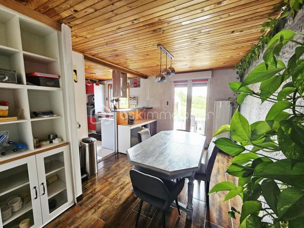 Vous recherchez une maison spacieuse, au calme, proche de la nature tout en restant à
proximité des commodités ? Cette belle propriété de plain-pied située à Cournon-d'Auvergne
pourrait bien vous séduire.

Édifiée sur un terrain arboré d'environ 1 242 m², cette maison construite en 1987 développe
une surface habitable de 137 m² et offre de beaux volumes, parfaitement adaptés à une vie
de famille.

Vous découvrirez une agréable pièce de vie baignée de lumière, agrémentée d'un poêle,
ainsi qu'une cuisine ouverte entièrement équipée, idéale pour partager des moments
conviviaux.

La maison dispose d'un premier espace nuit comprenant une suite parentale avec sa salle
d'eau privative, une seconde chambre ainsi qu'une salle d'eau indépendante. Une extension
vient compléter l'ensemble et accueille deux chambres supplémentaires ainsi qu'une
troisième salle d'eau. Cette configuration offre une réelle indépendance entre les espaces et
s'adapte parfaitement à une grande famille, à l'accueil de proches, au télétravail ou à une
activité indépendante.

À l'extérieur, le vaste terrain arboré constitue un véritable havre de paix. Une terrasse
permet de profiter pleinement des beaux jours, tandis qu'une pièce indépendante équipée
d'un jacuzzi apporte un espace détente particulièrement appréciable.
Les prestations sont complétées par un grand garage d'environ 50 m² avec une allée
entièrement goudronnée, un chauffage électrique associé à un poêle, ainsi qu'une
installation photovoltaïque en revente totale, générant un revenu complémentaire.

Les atouts :
✔ Maison individuelle de plain-pied ;
✔ 137 m² habitables ;
✔ Terrain clos et arboré de 1 242 m² ;
✔ 4 chambres et 3 salles d'eau ;
✔ Suite parentale avec salle d'eau privative ;
✔ Grande pièce de vie lumineuse avec cuisine ouverte ;
✔ Extension offrant de multiples possibilités ;
✔ Pièce indépendante avec jacuzzi ;
✔ Garage de 50 m² et allée entièrement goudronnée ;
✔ Installation photovoltaïque en revente totale ;
✔ Environnement calme à proximité des commodités.

Une maison aux volumes généreux et à l'agencement particulièrement fonctionnel, idéale
pour une famille en quête d'espace et de confort. Son extension, ses trois salles d'eau et ses
prestations extérieures en font un bien rare sur le secteur de Cournon-d'Auvergne. À
découvrir sans tarder !