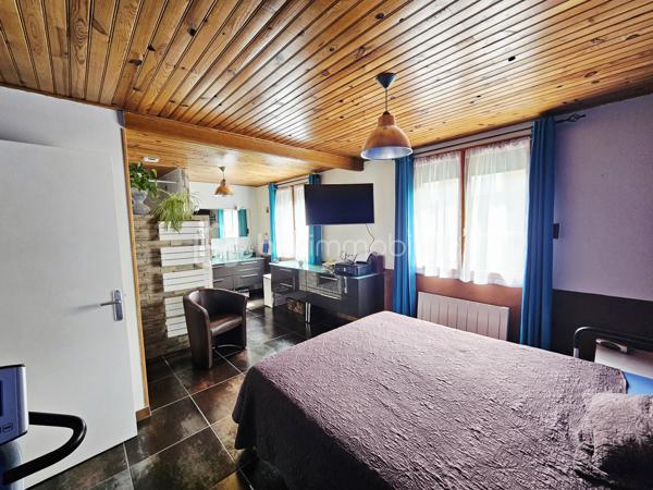 Vous recherchez une maison spacieuse, au calme, proche de la nature tout en restant à
proximité des commodités ? Cette belle propriété de plain-pied située à Cournon-d'Auvergne
pourrait bien vous séduire.

Édifiée sur un terrain arboré d'environ 1 242 m², cette maison construite en 1987 développe
une surface habitable de 137 m² et offre de beaux volumes, parfaitement adaptés à une vie
de famille.

Vous découvrirez une agréable pièce de vie baignée de lumière, agrémentée d'un poêle,
ainsi qu'une cuisine ouverte entièrement équipée, idéale pour partager des moments
conviviaux.

La maison dispose d'un premier espace nuit comprenant une suite parentale avec sa salle
d'eau privative, une seconde chambre ainsi qu'une salle d'eau indépendante. Une extension
vient compléter l'ensemble et accueille deux chambres supplémentaires ainsi qu'une
troisième salle d'eau. Cette configuration offre une réelle indépendance entre les espaces et
s'adapte parfaitement à une grande famille, à l'accueil de proches, au télétravail ou à une
activité indépendante.

À l'extérieur, le vaste terrain arboré constitue un véritable havre de paix. Une terrasse
permet de profiter pleinement des beaux jours, tandis qu'une pièce indépendante équipée
d'un jacuzzi apporte un espace détente particulièrement appréciable.
Les prestations sont complétées par un grand garage d'environ 50 m² avec une allée
entièrement goudronnée, un chauffage électrique associé à un poêle, ainsi qu'une
installation photovoltaïque en revente totale, générant un revenu complémentaire.

Les atouts :
✔ Maison individuelle de plain-pied ;
✔ 137 m² habitables ;
✔ Terrain clos et arboré de 1 242 m² ;
✔ 4 chambres et 3 salles d'eau ;
✔ Suite parentale avec salle d'eau privative ;
✔ Grande pièce de vie lumineuse avec cuisine ouverte ;
✔ Extension offrant de multiples possibilités ;
✔ Pièce indépendante avec jacuzzi ;
✔ Garage de 50 m² et allée entièrement goudronnée ;
✔ Installation photovoltaïque en revente totale ;
✔ Environnement calme à proximité des commodités.

Une maison aux volumes généreux et à l'agencement particulièrement fonctionnel, idéale
pour une famille en quête d'espace et de confort. Son extension, ses trois salles d'eau et ses
prestations extérieures en font un bien rare sur le secteur de Cournon-d'Auvergne. À
découvrir sans tarder !