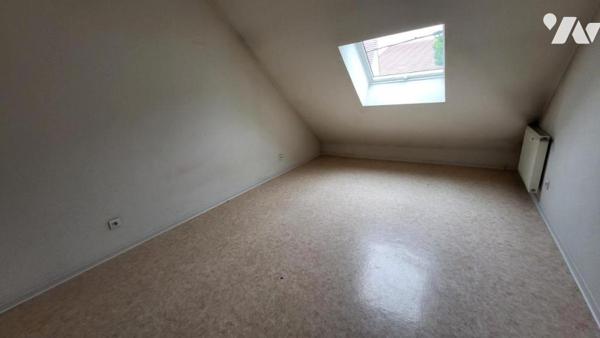 PIERREFONTAINE LES BLAMONT Appartement trois pièces (environ 50m2) sous combles avec cave et place 