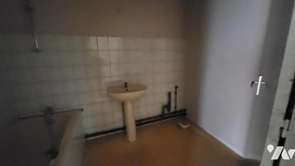 PIERREFONTAINE LES BLAMONT Appartement trois pièces (environ 50m2) sous combles avec cave et place 