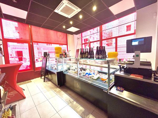Située en plein centre-ville de Chambéry, à proximité immédiate du marché et au sein d’une rue particulièrement passante, cette charmante épicerie bénéficie d’un emplacement stratégique en angle de rue, offrant une excellente visibilité et un flux constant d’habitués comme de visiteurs.

Le local développe une surface d’environ 35 m², comprenant l’espace de vente ainsi qu’une réserve. Une cave vient compléter l’ensemble, idéale pour le stockage.

L’établissement est actuellement exploité en épicerie fine iet est proposé dans le cadre d’une cession de pas-de-porte avec reprise de bail. Le local est en excellent état, sans travaux à prévoir : une opportunité clé en main pour démarrer rapidement votre activité.

Le bail permet l’exercice d’activités liées aux métiers de bouche, sous réserve du respect des contraintes techniques du local. Ainsi, des projets tels qu’une épicerie spécialisée, une sandwicherie, une petite restauration rapide sans extraction, un salon de thé ou une activité traiteur pourront être envisagés. En revanche, les activités nécessitant une extraction importante de type kebab ou restauration traditionnelle ne seront pas adaptées.

Les atouts :

* Emplacement premium au cœur de Chambéry ;
* Rue commerçante très fréquentée ;
* Belle visibilité grâce à sa situation en angle ;
* Clientèle fidèle et environnement dynamique ;
* Aucun investissement de travaux  ;
* Cave de stockage ;
* Loyer attractif : 750 € par mois.

Une belle opportunité pour un professionnel souhaitant développer un concept gourmand dans un secteur recherché du centre historique de Chambéry.