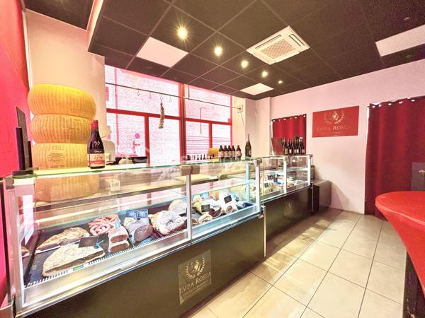 Située en plein centre-ville de Chambéry, à proximité immédiate du marché et au sein d’une rue particulièrement passante, cette charmante épicerie bénéficie d’un emplacement stratégique en angle de rue, offrant une excellente visibilité et un flux constant d’habitués comme de visiteurs.

Le local développe une surface d’environ 35 m², comprenant l’espace de vente ainsi qu’une réserve. Une cave vient compléter l’ensemble, idéale pour le stockage.

L’établissement est actuellement exploité en épicerie fine iet est proposé dans le cadre d’une cession de pas-de-porte avec reprise de bail. Le local est en excellent état, sans travaux à prévoir : une opportunité clé en main pour démarrer rapidement votre activité.

Le bail permet l’exercice d’activités liées aux métiers de bouche, sous réserve du respect des contraintes techniques du local. Ainsi, des projets tels qu’une épicerie spécialisée, une sandwicherie, une petite restauration rapide sans extraction, un salon de thé ou une activité traiteur pourront être envisagés. En revanche, les activités nécessitant une extraction importante de type kebab ou restauration traditionnelle ne seront pas adaptées.

Les atouts :

* Emplacement premium au cœur de Chambéry ;
* Rue commerçante très fréquentée ;
* Belle visibilité grâce à sa situation en angle ;
* Clientèle fidèle et environnement dynamique ;
* Aucun investissement de travaux  ;
* Cave de stockage ;
* Loyer attractif : 750 € par mois.

Une belle opportunité pour un professionnel souhaitant développer un concept gourmand dans un secteur recherché du centre historique de Chambéry.
