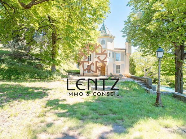 Château de 221m2 sur plus d’un hectare de terres avec piscine et hangar