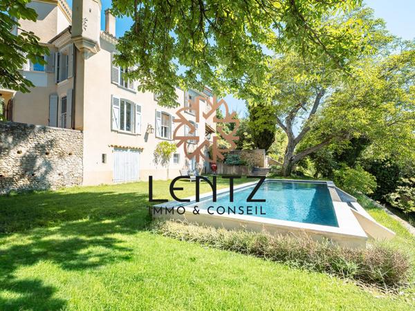 Château de 221m2 sur plus d’un hectare de terres avec piscine et hangar