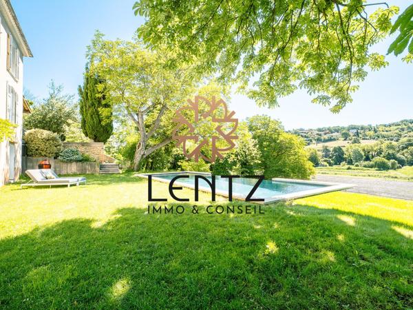 Château de 221m2 sur plus d’un hectare de terres avec piscine et hangar