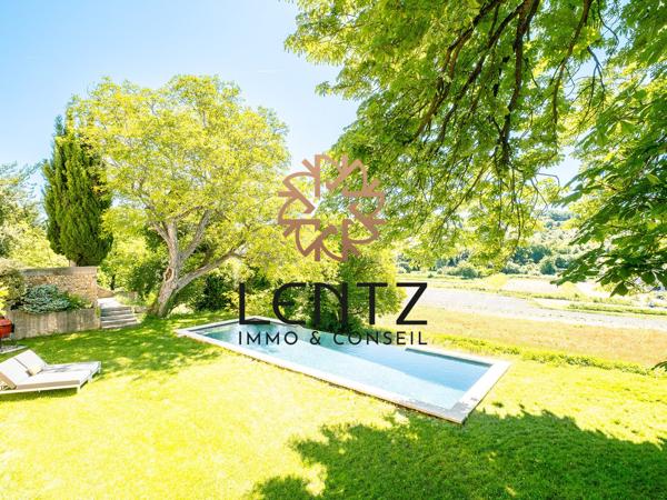 Château de 221m2 sur plus d’un hectare de terres avec piscine et hangar