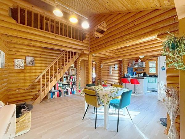 Laissez-vous séduire par ce chalet plein de charme, niché dans un environnement naturel préservé.