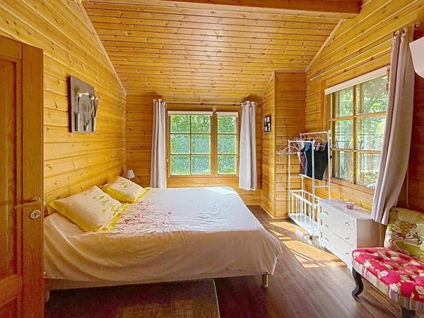 Laissez-vous séduire par ce chalet plein de charme, niché dans un environnement naturel préservé.