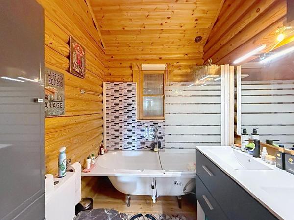 Laissez-vous séduire par ce chalet plein de charme, niché dans un environnement naturel préservé.