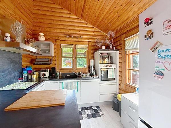 Laissez-vous séduire par ce chalet plein de charme, niché dans un environnement naturel préservé.