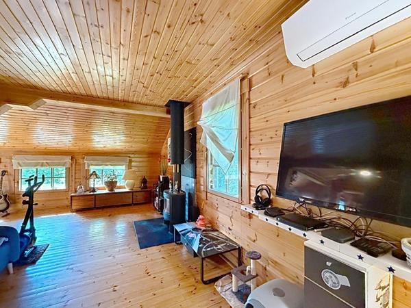 Laissez-vous séduire par ce chalet plein de charme, niché dans un environnement naturel préservé.