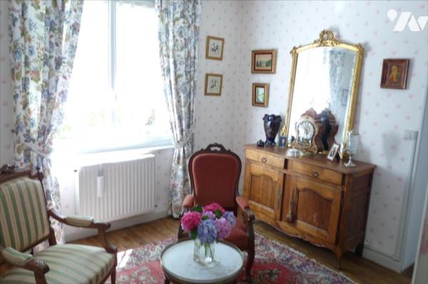 MAYENNE- Proche Place du 9 Juin, vaste maison de 4 chambres avec terrain.