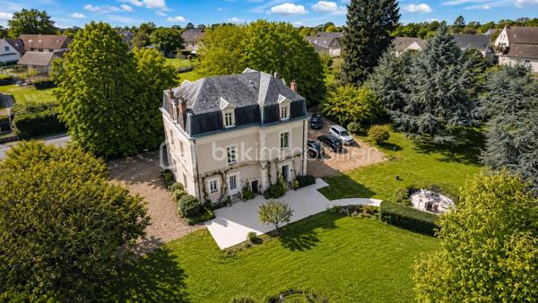 Élégante maison de maître au charme intemporel – Parc arboré, piscine et dépendances

Située sur la commune d’Écueillé, cette magnifique maison de maître séduit immédiatement par son cachet authentique, ses volumes généreux et son environnement privilégié. Nichée au cœur d’un parc arboré entièrement clos, cette propriété de caractère offre un cadre de vie rare, mêlant élégance, confort et sérénité.

Dès l’entrée, vous découvrirez de belles pièces de réception baignées de lumière, comprenant un chaleureux salon avec cheminée, une salle à manger pleine de charme ainsi qu’une cuisine avec accès direct à la terrasse et au jardin. Une pièce d’eau, un WC indépendant et plusieurs espaces de rangement complètent le rez-de-chaussée.

Les étages accueillent un bel espace nuit composé de 6 chambres :

au premier étage, trois grandes chambres, une salle de bain et un WC indépendant ;
au second étage, trois chambres supplémentaires ainsi qu’une seconde salle de bain avec WC.

L’ensemble est sublimé par un magnifique escalier en bois massif, véritable pièce maîtresse de la demeure.

En sous-sol, une grande cave sous l’intégralité de la maison comprend chaufferie, espaces de stockage et nombreuses possibilités d’aménagement.

À l’extérieur, la propriété dispose également d’une vaste grange en pierre d’environ 300 m² avec mezzanine, atelier, bûcher et loggia, idéale pour des projets de réception, d’atelier d’artiste ou d’aménagement complémentaire.

Le parc paysager, entièrement clos et doté de deux accès indépendants, accueille de nombreux arbres centenaires en excellent état, offrant un environnement verdoyant et intimiste.

Enfin, un superbe espace détente avec piscine 8x15 m et grand pool house vient parfaire ce bien d’exception.

Une demeure familiale pleine de caractère, rare sur le secteur, idéale pour une résidence principale, secondaire ou un projet de maison d’hôtes / événementiel.