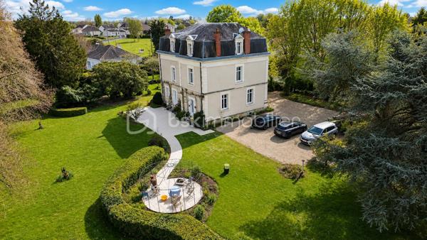 Élégante maison de maître au charme intemporel – Parc arboré, piscine et dépendances

Située sur la commune d’Écueillé, cette magnifique maison de maître séduit immédiatement par son cachet authentique, ses volumes généreux et son environnement privilégié. Nichée au cœur d’un parc arboré entièrement clos, cette propriété de caractère offre un cadre de vie rare, mêlant élégance, confort et sérénité.

Dès l’entrée, vous découvrirez de belles pièces de réception baignées de lumière, comprenant un chaleureux salon avec cheminée, une salle à manger pleine de charme ainsi qu’une cuisine avec accès direct à la terrasse et au jardin. Une pièce d’eau, un WC indépendant et plusieurs espaces de rangement complètent le rez-de-chaussée.

Les étages accueillent un bel espace nuit composé de 6 chambres :

au premier étage, trois grandes chambres, une salle de bain et un WC indépendant ;
au second étage, trois chambres supplémentaires ainsi qu’une seconde salle de bain avec WC.

L’ensemble est sublimé par un magnifique escalier en bois massif, véritable pièce maîtresse de la demeure.

En sous-sol, une grande cave sous l’intégralité de la maison comprend chaufferie, espaces de stockage et nombreuses possibilités d’aménagement.

À l’extérieur, la propriété dispose également d’une vaste grange en pierre d’environ 300 m² avec mezzanine, atelier, bûcher et loggia, idéale pour des projets de réception, d’atelier d’artiste ou d’aménagement complémentaire.

Le parc paysager, entièrement clos et doté de deux accès indépendants, accueille de nombreux arbres centenaires en excellent état, offrant un environnement verdoyant et intimiste.

Enfin, un superbe espace détente avec piscine 8x15 m et grand pool house vient parfaire ce bien d’exception.

Une demeure familiale pleine de caractère, rare sur le secteur, idéale pour une résidence principale, secondaire ou un projet de maison d’hôtes / événementiel.