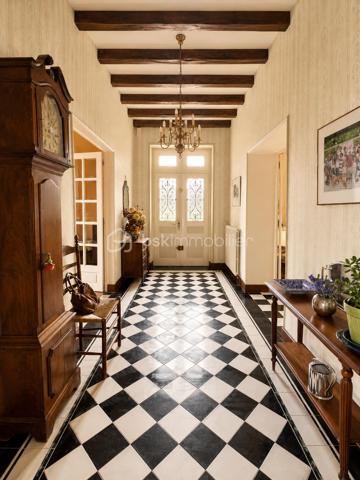 Élégante maison de maître au charme intemporel – Parc arboré, piscine et dépendances

Située sur la commune d’Écueillé, cette magnifique maison de maître séduit immédiatement par son cachet authentique, ses volumes généreux et son environnement privilégié. Nichée au cœur d’un parc arboré entièrement clos, cette propriété de caractère offre un cadre de vie rare, mêlant élégance, confort et sérénité.

Dès l’entrée, vous découvrirez de belles pièces de réception baignées de lumière, comprenant un chaleureux salon avec cheminée, une salle à manger pleine de charme ainsi qu’une cuisine avec accès direct à la terrasse et au jardin. Une pièce d’eau, un WC indépendant et plusieurs espaces de rangement complètent le rez-de-chaussée.

Les étages accueillent un bel espace nuit composé de 6 chambres :

au premier étage, trois grandes chambres, une salle de bain et un WC indépendant ;
au second étage, trois chambres supplémentaires ainsi qu’une seconde salle de bain avec WC.

L’ensemble est sublimé par un magnifique escalier en bois massif, véritable pièce maîtresse de la demeure.

En sous-sol, une grande cave sous l’intégralité de la maison comprend chaufferie, espaces de stockage et nombreuses possibilités d’aménagement.

À l’extérieur, la propriété dispose également d’une vaste grange en pierre d’environ 300 m² avec mezzanine, atelier, bûcher et loggia, idéale pour des projets de réception, d’atelier d’artiste ou d’aménagement complémentaire.

Le parc paysager, entièrement clos et doté de deux accès indépendants, accueille de nombreux arbres centenaires en excellent état, offrant un environnement verdoyant et intimiste.

Enfin, un superbe espace détente avec piscine 8x15 m et grand pool house vient parfaire ce bien d’exception.

Une demeure familiale pleine de caractère, rare sur le secteur, idéale pour une résidence principale, secondaire ou un projet de maison d’hôtes / événementiel.
