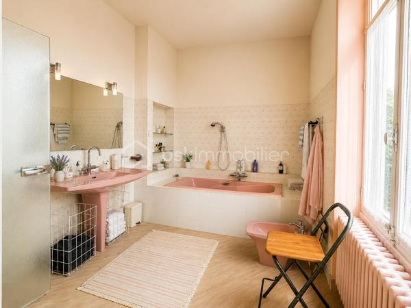 Élégante maison de maître au charme intemporel – Parc arboré, piscine et dépendances

Située sur la commune d’Écueillé, cette magnifique maison de maître séduit immédiatement par son cachet authentique, ses volumes généreux et son environnement privilégié. Nichée au cœur d’un parc arboré entièrement clos, cette propriété de caractère offre un cadre de vie rare, mêlant élégance, confort et sérénité.

Dès l’entrée, vous découvrirez de belles pièces de réception baignées de lumière, comprenant un chaleureux salon avec cheminée, une salle à manger pleine de charme ainsi qu’une cuisine avec accès direct à la terrasse et au jardin. Une pièce d’eau, un WC indépendant et plusieurs espaces de rangement complètent le rez-de-chaussée.

Les étages accueillent un bel espace nuit composé de 6 chambres :

au premier étage, trois grandes chambres, une salle de bain et un WC indépendant ;
au second étage, trois chambres supplémentaires ainsi qu’une seconde salle de bain avec WC.

L’ensemble est sublimé par un magnifique escalier en bois massif, véritable pièce maîtresse de la demeure.

En sous-sol, une grande cave sous l’intégralité de la maison comprend chaufferie, espaces de stockage et nombreuses possibilités d’aménagement.

À l’extérieur, la propriété dispose également d’une vaste grange en pierre d’environ 300 m² avec mezzanine, atelier, bûcher et loggia, idéale pour des projets de réception, d’atelier d’artiste ou d’aménagement complémentaire.

Le parc paysager, entièrement clos et doté de deux accès indépendants, accueille de nombreux arbres centenaires en excellent état, offrant un environnement verdoyant et intimiste.

Enfin, un superbe espace détente avec piscine 8x15 m et grand pool house vient parfaire ce bien d’exception.

Une demeure familiale pleine de caractère, rare sur le secteur, idéale pour une résidence principale, secondaire ou un projet de maison d’hôtes / événementiel.