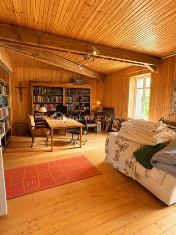 Élégante maison de maître au charme intemporel – Parc arboré, piscine et dépendances

Située sur la commune d’Écueillé, cette magnifique maison de maître séduit immédiatement par son cachet authentique, ses volumes généreux et son environnement privilégié. Nichée au cœur d’un parc arboré entièrement clos, cette propriété de caractère offre un cadre de vie rare, mêlant élégance, confort et sérénité.

Dès l’entrée, vous découvrirez de belles pièces de réception baignées de lumière, comprenant un chaleureux salon avec cheminée, une salle à manger pleine de charme ainsi qu’une cuisine avec accès direct à la terrasse et au jardin. Une pièce d’eau, un WC indépendant et plusieurs espaces de rangement complètent le rez-de-chaussée.

Les étages accueillent un bel espace nuit composé de 6 chambres :

au premier étage, trois grandes chambres, une salle de bain et un WC indépendant ;
au second étage, trois chambres supplémentaires ainsi qu’une seconde salle de bain avec WC.

L’ensemble est sublimé par un magnifique escalier en bois massif, véritable pièce maîtresse de la demeure.

En sous-sol, une grande cave sous l’intégralité de la maison comprend chaufferie, espaces de stockage et nombreuses possibilités d’aménagement.

À l’extérieur, la propriété dispose également d’une vaste grange en pierre d’environ 300 m² avec mezzanine, atelier, bûcher et loggia, idéale pour des projets de réception, d’atelier d’artiste ou d’aménagement complémentaire.

Le parc paysager, entièrement clos et doté de deux accès indépendants, accueille de nombreux arbres centenaires en excellent état, offrant un environnement verdoyant et intimiste.

Enfin, un superbe espace détente avec piscine 8x15 m et grand pool house vient parfaire ce bien d’exception.

Une demeure familiale pleine de caractère, rare sur le secteur, idéale pour une résidence principale, secondaire ou un projet de maison d’hôtes / événementiel.