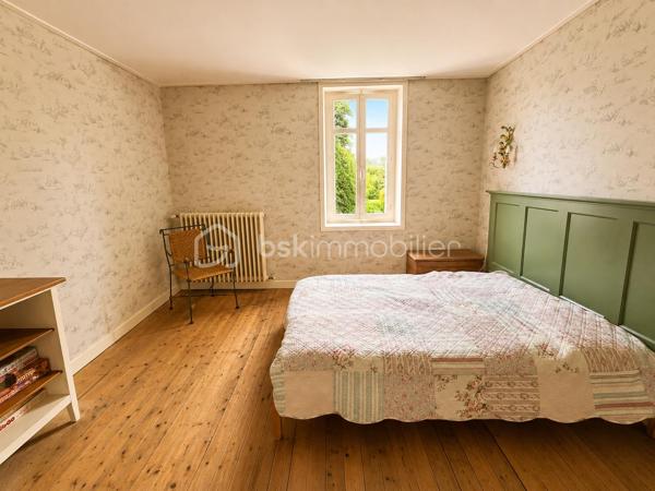 Élégante maison de maître au charme intemporel – Parc arboré, piscine et dépendances

Située sur la commune d’Écueillé, cette magnifique maison de maître séduit immédiatement par son cachet authentique, ses volumes généreux et son environnement privilégié. Nichée au cœur d’un parc arboré entièrement clos, cette propriété de caractère offre un cadre de vie rare, mêlant élégance, confort et sérénité.

Dès l’entrée, vous découvrirez de belles pièces de réception baignées de lumière, comprenant un chaleureux salon avec cheminée, une salle à manger pleine de charme ainsi qu’une cuisine avec accès direct à la terrasse et au jardin. Une pièce d’eau, un WC indépendant et plusieurs espaces de rangement complètent le rez-de-chaussée.

Les étages accueillent un bel espace nuit composé de 6 chambres :

au premier étage, trois grandes chambres, une salle de bain et un WC indépendant ;
au second étage, trois chambres supplémentaires ainsi qu’une seconde salle de bain avec WC.

L’ensemble est sublimé par un magnifique escalier en bois massif, véritable pièce maîtresse de la demeure.

En sous-sol, une grande cave sous l’intégralité de la maison comprend chaufferie, espaces de stockage et nombreuses possibilités d’aménagement.

À l’extérieur, la propriété dispose également d’une vaste grange en pierre d’environ 300 m² avec mezzanine, atelier, bûcher et loggia, idéale pour des projets de réception, d’atelier d’artiste ou d’aménagement complémentaire.

Le parc paysager, entièrement clos et doté de deux accès indépendants, accueille de nombreux arbres centenaires en excellent état, offrant un environnement verdoyant et intimiste.

Enfin, un superbe espace détente avec piscine 8x15 m et grand pool house vient parfaire ce bien d’exception.

Une demeure familiale pleine de caractère, rare sur le secteur, idéale pour une résidence principale, secondaire ou un projet de maison d’hôtes / événementiel.