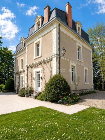 Élégante maison de maître au charme intemporel – Parc arboré, piscine et dépendances

Située sur la commune d’Écueillé, cette magnifique maison de maître séduit immédiatement par son cachet authentique, ses volumes généreux et son environnement privilégié. Nichée au cœur d’un parc arboré entièrement clos, cette propriété de caractère offre un cadre de vie rare, mêlant élégance, confort et sérénité.

Dès l’entrée, vous découvrirez de belles pièces de réception baignées de lumière, comprenant un chaleureux salon avec cheminée, une salle à manger pleine de charme ainsi qu’une cuisine avec accès direct à la terrasse et au jardin. Une pièce d’eau, un WC indépendant et plusieurs espaces de rangement complètent le rez-de-chaussée.

Les étages accueillent un bel espace nuit composé de 6 chambres :

au premier étage, trois grandes chambres, une salle de bain et un WC indépendant ;
au second étage, trois chambres supplémentaires ainsi qu’une seconde salle de bain avec WC.

L’ensemble est sublimé par un magnifique escalier en bois massif, véritable pièce maîtresse de la demeure.

En sous-sol, une grande cave sous l’intégralité de la maison comprend chaufferie, espaces de stockage et nombreuses possibilités d’aménagement.

À l’extérieur, la propriété dispose également d’une vaste grange en pierre d’environ 300 m² avec mezzanine, atelier, bûcher et loggia, idéale pour des projets de réception, d’atelier d’artiste ou d’aménagement complémentaire.

Le parc paysager, entièrement clos et doté de deux accès indépendants, accueille de nombreux arbres centenaires en excellent état, offrant un environnement verdoyant et intimiste.

Enfin, un superbe espace détente avec piscine 8x15 m et grand pool house vient parfaire ce bien d’exception.

Une demeure familiale pleine de caractère, rare sur le secteur, idéale pour une résidence principale, secondaire ou un projet de maison d’hôtes / événementiel.
