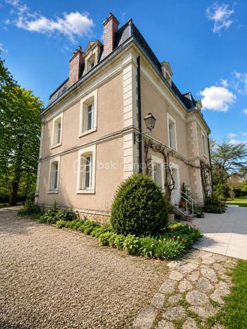 Élégante maison de maître au charme intemporel – Parc arboré, piscine et dépendances

Située sur la commune d’Écueillé, cette magnifique maison de maître séduit immédiatement par son cachet authentique, ses volumes généreux et son environnement privilégié. Nichée au cœur d’un parc arboré entièrement clos, cette propriété de caractère offre un cadre de vie rare, mêlant élégance, confort et sérénité.

Dès l’entrée, vous découvrirez de belles pièces de réception baignées de lumière, comprenant un chaleureux salon avec cheminée, une salle à manger pleine de charme ainsi qu’une cuisine avec accès direct à la terrasse et au jardin. Une pièce d’eau, un WC indépendant et plusieurs espaces de rangement complètent le rez-de-chaussée.

Les étages accueillent un bel espace nuit composé de 6 chambres :

au premier étage, trois grandes chambres, une salle de bain et un WC indépendant ;
au second étage, trois chambres supplémentaires ainsi qu’une seconde salle de bain avec WC.

L’ensemble est sublimé par un magnifique escalier en bois massif, véritable pièce maîtresse de la demeure.

En sous-sol, une grande cave sous l’intégralité de la maison comprend chaufferie, espaces de stockage et nombreuses possibilités d’aménagement.

À l’extérieur, la propriété dispose également d’une vaste grange en pierre d’environ 300 m² avec mezzanine, atelier, bûcher et loggia, idéale pour des projets de réception, d’atelier d’artiste ou d’aménagement complémentaire.

Le parc paysager, entièrement clos et doté de deux accès indépendants, accueille de nombreux arbres centenaires en excellent état, offrant un environnement verdoyant et intimiste.

Enfin, un superbe espace détente avec piscine 8x15 m et grand pool house vient parfaire ce bien d’exception.

Une demeure familiale pleine de caractère, rare sur le secteur, idéale pour une résidence principale, secondaire ou un projet de maison d’hôtes / événementiel.