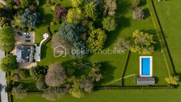 Élégante maison de maître au charme intemporel – Parc arboré, piscine et dépendances

Située sur la commune d’Écueillé, cette magnifique maison de maître séduit immédiatement par son cachet authentique, ses volumes généreux et son environnement privilégié. Nichée au cœur d’un parc arboré entièrement clos, cette propriété de caractère offre un cadre de vie rare, mêlant élégance, confort et sérénité.

Dès l’entrée, vous découvrirez de belles pièces de réception baignées de lumière, comprenant un chaleureux salon avec cheminée, une salle à manger pleine de charme ainsi qu’une cuisine avec accès direct à la terrasse et au jardin. Une pièce d’eau, un WC indépendant et plusieurs espaces de rangement complètent le rez-de-chaussée.

Les étages accueillent un bel espace nuit composé de 6 chambres :

au premier étage, trois grandes chambres, une salle de bain et un WC indépendant ;
au second étage, trois chambres supplémentaires ainsi qu’une seconde salle de bain avec WC.

L’ensemble est sublimé par un magnifique escalier en bois massif, véritable pièce maîtresse de la demeure.

En sous-sol, une grande cave sous l’intégralité de la maison comprend chaufferie, espaces de stockage et nombreuses possibilités d’aménagement.

À l’extérieur, la propriété dispose également d’une vaste grange en pierre d’environ 300 m² avec mezzanine, atelier, bûcher et loggia, idéale pour des projets de réception, d’atelier d’artiste ou d’aménagement complémentaire.

Le parc paysager, entièrement clos et doté de deux accès indépendants, accueille de nombreux arbres centenaires en excellent état, offrant un environnement verdoyant et intimiste.

Enfin, un superbe espace détente avec piscine 8x15 m et grand pool house vient parfaire ce bien d’exception.

Une demeure familiale pleine de caractère, rare sur le secteur, idéale pour une résidence principale, secondaire ou un projet de maison d’hôtes / événementiel.