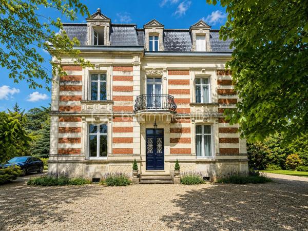 Élégante maison de maître au charme intemporel – Parc arboré, piscine et dépendances

Située sur la commune d’Écueillé, cette magnifique maison de maître séduit immédiatement par son cachet authentique, ses volumes généreux et son environnement privilégié. Nichée au cœur d’un parc arboré entièrement clos, cette propriété de caractère offre un cadre de vie rare, mêlant élégance, confort et sérénité.

Dès l’entrée, vous découvrirez de belles pièces de réception baignées de lumière, comprenant un chaleureux salon avec cheminée, une salle à manger pleine de charme ainsi qu’une cuisine avec accès direct à la terrasse et au jardin. Une pièce d’eau, un WC indépendant et plusieurs espaces de rangement complètent le rez-de-chaussée.

Les étages accueillent un bel espace nuit composé de 6 chambres :

au premier étage, trois grandes chambres, une salle de bain et un WC indépendant ;
au second étage, trois chambres supplémentaires ainsi qu’une seconde salle de bain avec WC.

L’ensemble est sublimé par un magnifique escalier en bois massif, véritable pièce maîtresse de la demeure.

En sous-sol, une grande cave sous l’intégralité de la maison comprend chaufferie, espaces de stockage et nombreuses possibilités d’aménagement.

À l’extérieur, la propriété dispose également d’une vaste grange en pierre d’environ 300 m² avec mezzanine, atelier, bûcher et loggia, idéale pour des projets de réception, d’atelier d’artiste ou d’aménagement complémentaire.

Le parc paysager, entièrement clos et doté de deux accès indépendants, accueille de nombreux arbres centenaires en excellent état, offrant un environnement verdoyant et intimiste.

Enfin, un superbe espace détente avec piscine 8x15 m et grand pool house vient parfaire ce bien d’exception.

Une demeure familiale pleine de caractère, rare sur le secteur, idéale pour une résidence principale, secondaire ou un projet de maison d’hôtes / événementiel.
