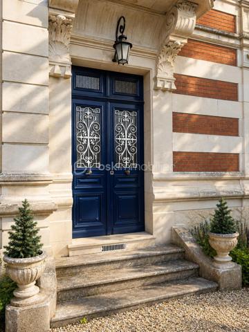 Élégante maison de maître au charme intemporel – Parc arboré, piscine et dépendances

Située sur la commune d’Écueillé, cette magnifique maison de maître séduit immédiatement par son cachet authentique, ses volumes généreux et son environnement privilégié. Nichée au cœur d’un parc arboré entièrement clos, cette propriété de caractère offre un cadre de vie rare, mêlant élégance, confort et sérénité.

Dès l’entrée, vous découvrirez de belles pièces de réception baignées de lumière, comprenant un chaleureux salon avec cheminée, une salle à manger pleine de charme ainsi qu’une cuisine avec accès direct à la terrasse et au jardin. Une pièce d’eau, un WC indépendant et plusieurs espaces de rangement complètent le rez-de-chaussée.

Les étages accueillent un bel espace nuit composé de 6 chambres :

au premier étage, trois grandes chambres, une salle de bain et un WC indépendant ;
au second étage, trois chambres supplémentaires ainsi qu’une seconde salle de bain avec WC.

L’ensemble est sublimé par un magnifique escalier en bois massif, véritable pièce maîtresse de la demeure.

En sous-sol, une grande cave sous l’intégralité de la maison comprend chaufferie, espaces de stockage et nombreuses possibilités d’aménagement.

À l’extérieur, la propriété dispose également d’une vaste grange en pierre d’environ 300 m² avec mezzanine, atelier, bûcher et loggia, idéale pour des projets de réception, d’atelier d’artiste ou d’aménagement complémentaire.

Le parc paysager, entièrement clos et doté de deux accès indépendants, accueille de nombreux arbres centenaires en excellent état, offrant un environnement verdoyant et intimiste.

Enfin, un superbe espace détente avec piscine 8x15 m et grand pool house vient parfaire ce bien d’exception.

Une demeure familiale pleine de caractère, rare sur le secteur, idéale pour une résidence principale, secondaire ou un projet de maison d’hôtes / événementiel.
