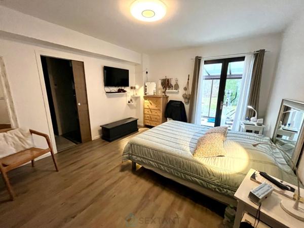 Superbe domaine touristique, 3 ha, 5 chalets bois, salle de réception, maison d'habitation, piscine, divers dépendances