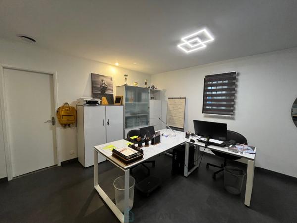 Superbe domaine touristique, 3 ha, 5 chalets bois, salle de réception, maison d'habitation, piscine, divers dépendances