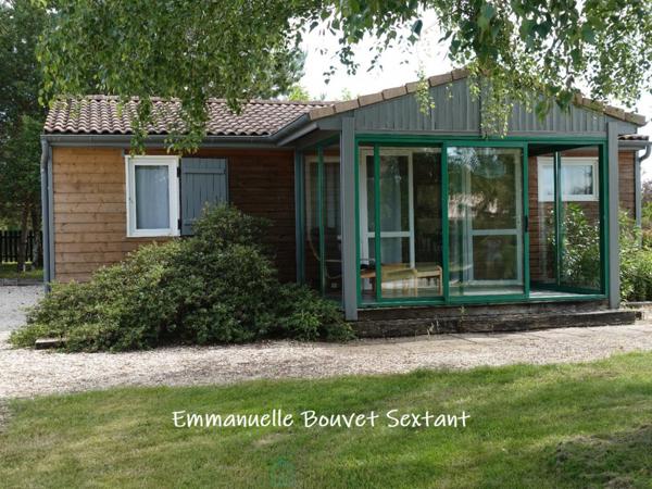 Superbe domaine touristique, 3 ha, 5 chalets bois, salle de réception, maison d'habitation, piscine, divers dépendances