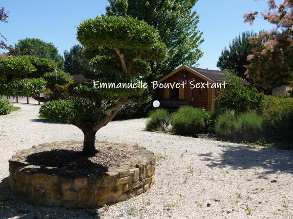 Superbe domaine touristique, 3 ha, 5 chalets bois, salle de réception, maison d'habitation, piscine, divers dépendances