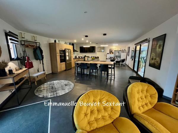 Superbe domaine touristique, 3 ha, 5 chalets bois, salle de réception, maison d'habitation, piscine, divers dépendances