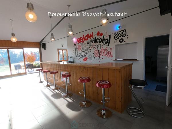 Superbe domaine touristique, 3 ha, 5 chalets bois, salle de réception, maison d'habitation, piscine, divers dépendances