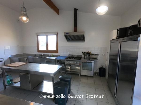 Superbe domaine touristique, 3 ha, 5 chalets bois, salle de réception, maison d'habitation, piscine, divers dépendances