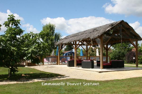 Superbe domaine touristique, 3 ha, 5 chalets bois, salle de réception, maison d'habitation, piscine, divers dépendances