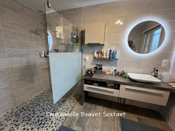 Superbe domaine touristique, 3 ha, 5 chalets bois, salle de réception, maison d'habitation, piscine, divers dépendances