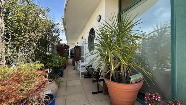 APPARTEMENT DERNIER ÉTAGE AVEC TERRASSE PISCINE