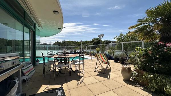 APPARTEMENT DERNIER ÉTAGE AVEC TERRASSE PISCINE
