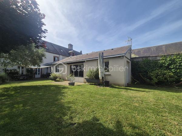 En exclusivité, au cœur d’Artenay, découvrez cette spacieuse maison de ville de 235 m², implantée sur une parcelle de 609 m².

Le rez-de-chaussée se compose d’une entrée, d’un WC indépendant, d’un vaste salon-séjour de plus de 66 m² avec cheminée, d’une cuisine indépendante, d’une buanderie ainsi que d’une superbe suite parentale contemporaine de 25 m² avec salle d’eau, WC séparé et bureau de 7 m².

Au premier étage, un palier avec espace bureau de 16 m² dessert une salle de bains et trois chambres de 9, 15 et 20 m².

Le dernier étage offre un palier de 11 m² ainsi que trois pièces supplémentaires offrant de belles possibilités d’évolution, idéales pour aménager deux chambres ainsi qu’une salle d’eau.

La maison dispose également d’un sous-sol avec une belle cave voûtée.

À l’extérieur, vous profiterez d’un jardin clos, d’un préau, d’une allée permettant le stationnement de plusieurs véhicules, ainsi que d’une grande dépendance de 73 m² répartie en trois pièces, idéale pour une activité professionnelle, un atelier ou un projet d’investissement locatif.